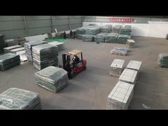 Το αμυντικό φράγμα μεταφέρεται σε κοντέινερ.