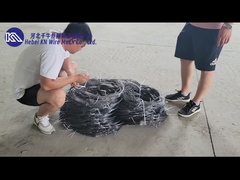 Χαμηλή ορατότητα Σύρμα Ανάγκη Τανκ άμυνας πεδίου μάχης που προχωρά μέσω σιδηροπλέγματος