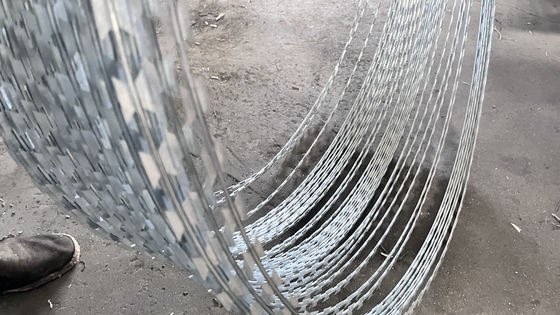 Ζεστή πώληση Σταυρό ξυράφι συρματόπλεγμα Flat Wrap ξυράφι ξυράφι συρματόπλεγμα και κλιπ ξυράφι συρματόπλεγμα