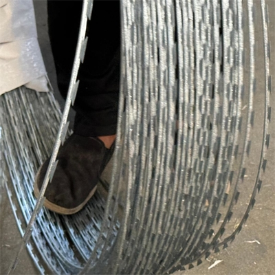 Εμπορικό εμπόριο BTO-10 Razor Barbed Wire High Tensile Rolls για ασφαλείς περιφράξεις Πίνακα συρματόπλεγματος