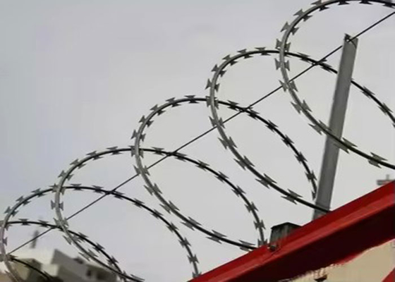 Εξαιρετικό Concertina ξυράφι συρματόπλεγμα Ασφάλεια Εγκατάσταση φράγμα