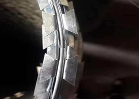 Εξαιρετικό Concertina ξυράφι συρματόπλεγμα Ασφάλεια Εγκατάσταση φράγμα