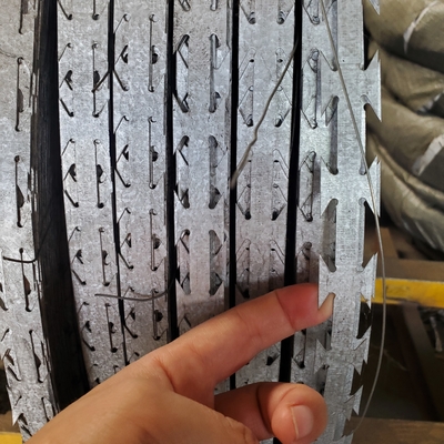 Μακρό μήκος και πλάτος για επιπλέον ασφάλεια με ξυράφι συρματόπλεγμα