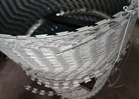 Δύο στροφή γαλβανισμένο χάλυβα PVC επικαλυμμένο ξυράφι φράχτης σύρματος τοίχος Spike απευθείας προμήθεια