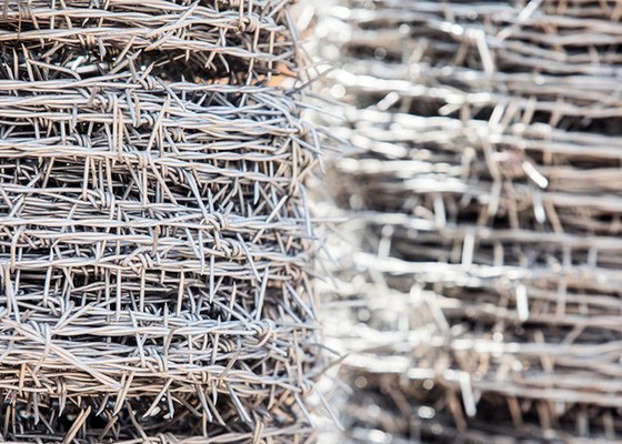 1.8mm 3ή 4inch Barb Distance Ζεστό βουτηγμένο Ζυγισμένο Ατσάλι Barbed Wire Coils