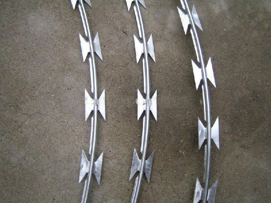 Γαλβανοποιημένο Razor Barbed Wire Roll Direct Supply για εφαρμογές ασφαλείας υψηλού φράχτη